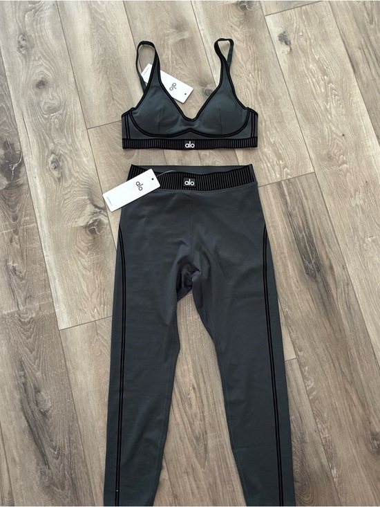 ALO Yoga Pants - ALO Yoga Women's Black/ Dark Green Sports Bra & Legging Set! size S! super cute!